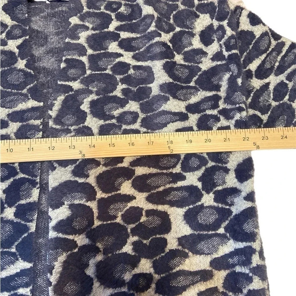 ⭐️Gorgeous and so comfy sweater coat⭐️
BIN 30 - Picture 6 of 9